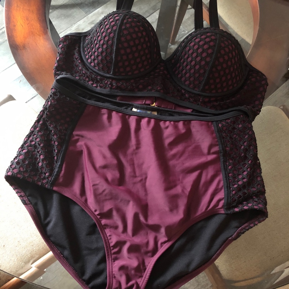 Flattering high waist bikini with black details